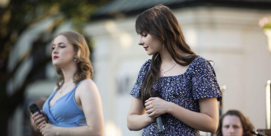 Karina Szurek i Karolina Maciejuk wystąpiły na Skwerze przy fontannie