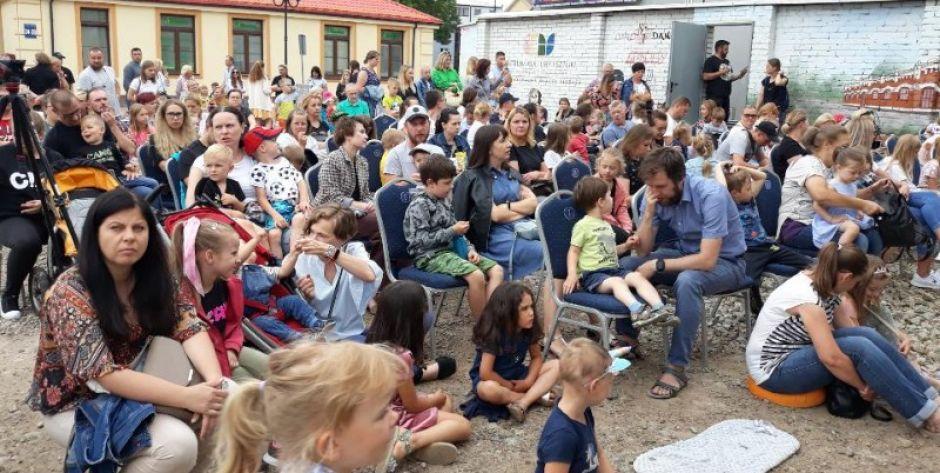 „Bajeczna Fiesta”  z Krakowa do Siedlec w ramach teatralnego spotkania pod muralem CKiS