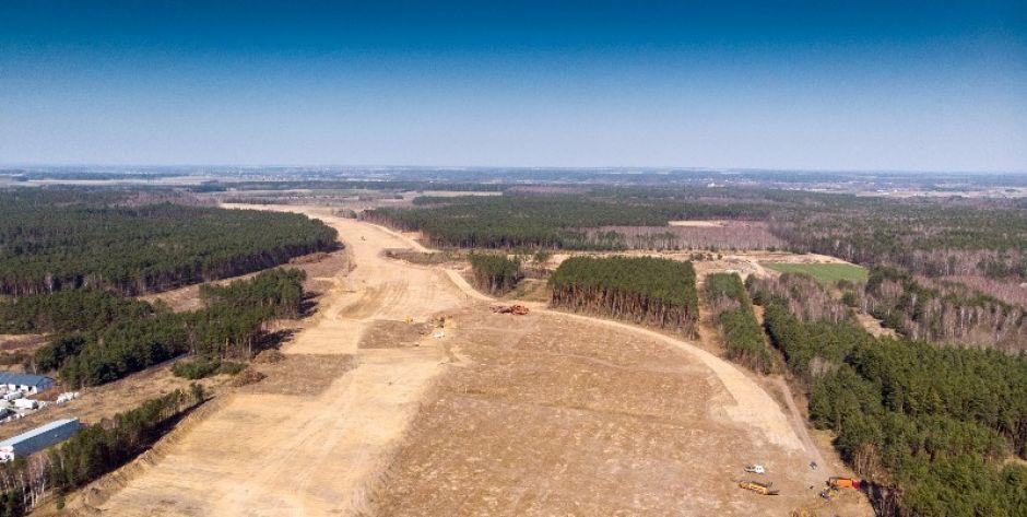 Wójt Brodowski o budowie autostrady: Niech robią, ale dróg nie niszczą