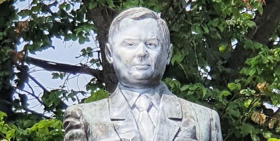 Policja zatrzymała sprawcę, który pomalował pomnik Lecha Kaczyńskiego