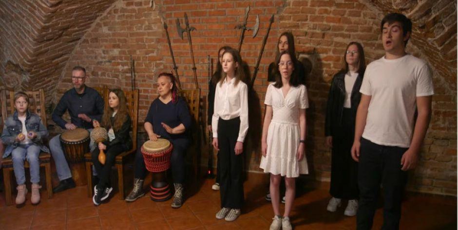 Wokaliści ze Szkoły Podstawowej nr 11 w Siedlcach nagrali cover Paula Simona -Sound of silence - brzmi wspaniale