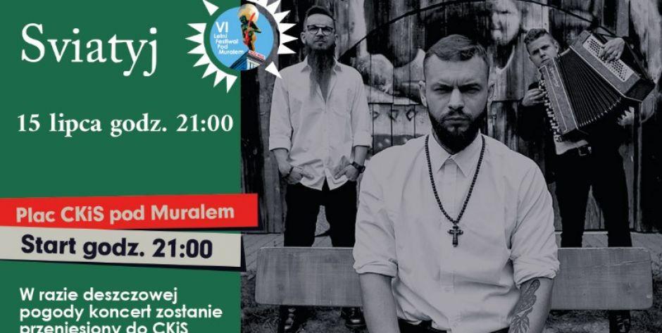 Sviatyj na scenie VI Letniego Festiwalu pod muralem w Siedlcach