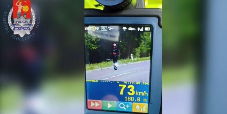 Jechał na hulajnodze z prędkością 73 km/h. Musi zapłacić wysoki mandat