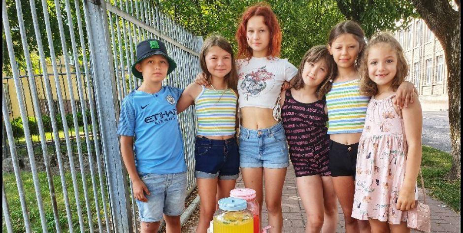 Dzieci z Siedlec wymyśliły „biznes”, żeby zarobić na wymarzone wakacje. Lemoniada na orzeźwienie! 