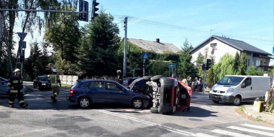Golice: 75-latka wjechała na skrzyżowanie na czerwonym świetle. Zderzenie mazdy z peugeotem - aktualizacja