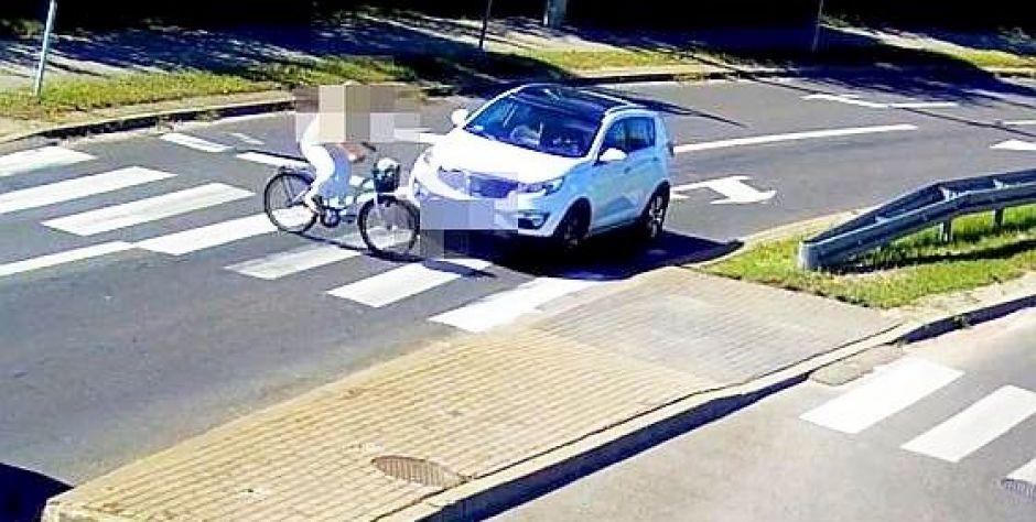 Rowerzystka potrącona na przejściu. Dostała mandat.