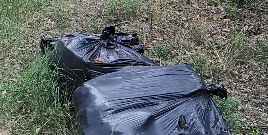 Śmieci przy drodze 