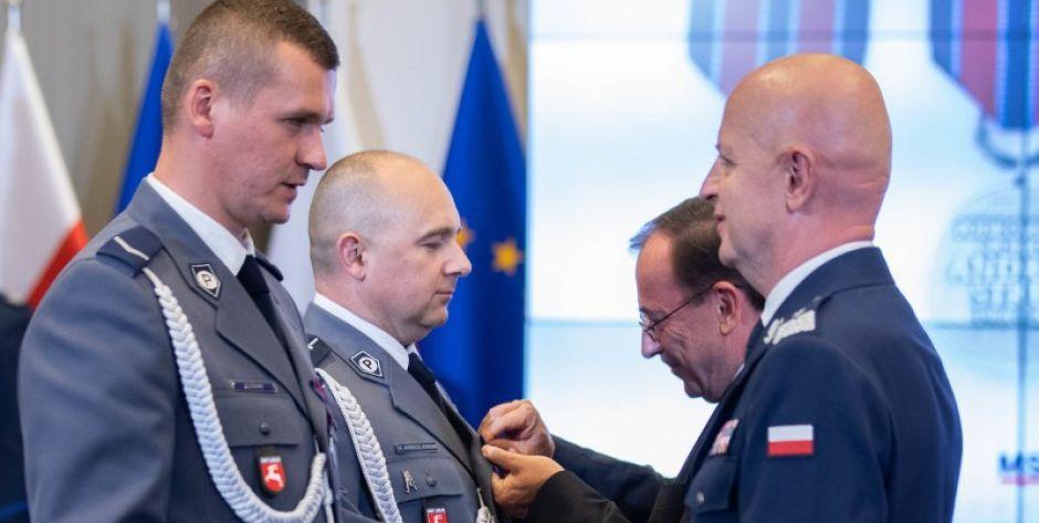 Uratowali mężczyznę z pożaru - zostali odznaczeni medalami imienia podkomisarza policji Andrzeja Struja
