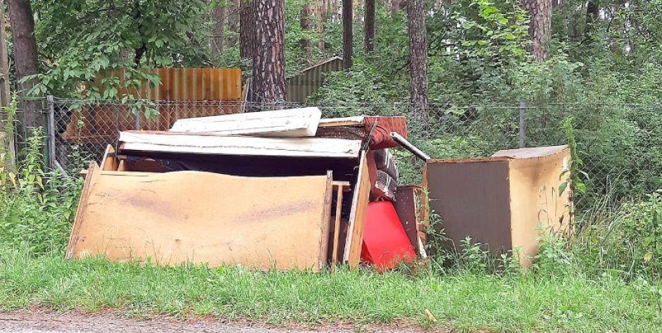 Letnicy wyrzucają niepotrzebne meble, ale nikt ich nie odbiera. Wstyd, po prostu wstyd!