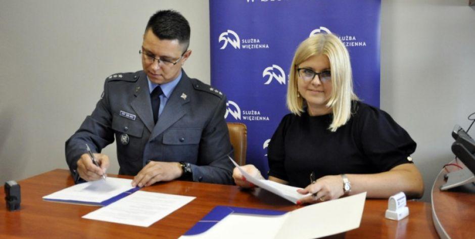 Więźniowie z Siedlec dają „nowe życie” zniszczonym książkom 