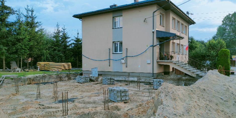 Rozbudowa siedziby urzędu gminy w Bielanach. Kiedy finał?   