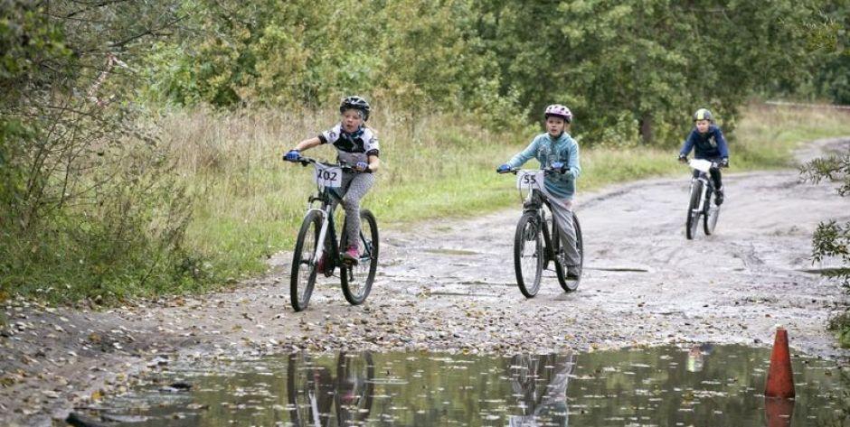 Nad siedleckim zalewem: Siatkówka i cross rowerowy