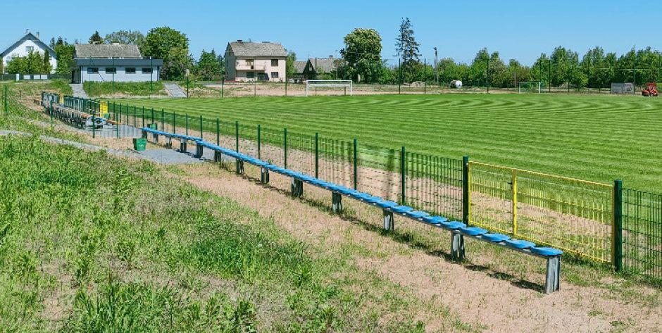 Na dach nad widownią na stadionie Jabłonianki kibice poczekają dłużej