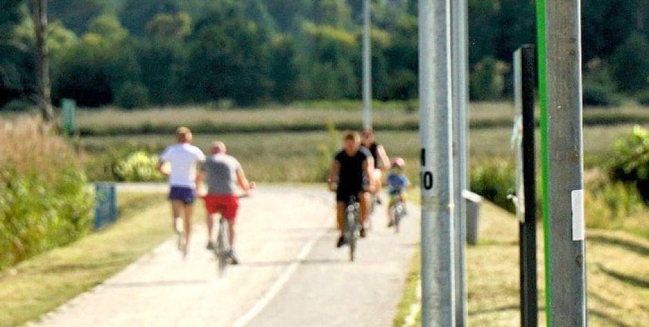 Ścieżka pieszo-rowerowa nad zalewem w Siedlcach - tylko patrzeć, jak dojdzie do tragedii.