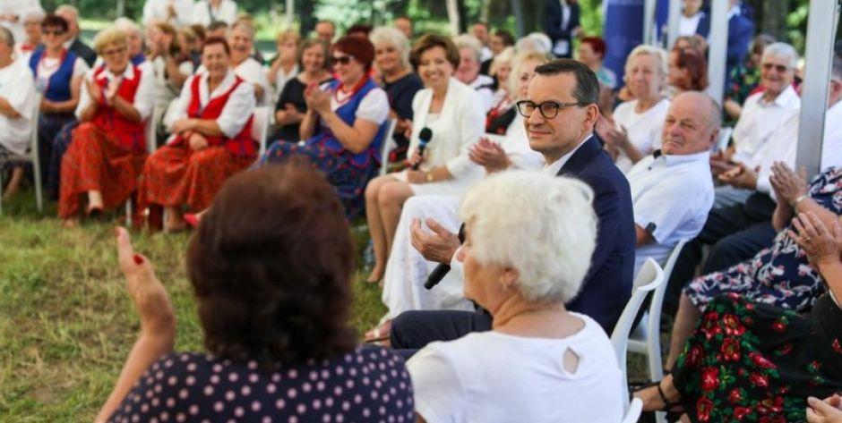 Premier Morawiecki spotkał się z seniorami w Siennicy. Mówił o 14. emeryturze:  Cieszę się, że pamiętamy o tych, którzy budowali Polskę w trudnych i smutnych czasach
