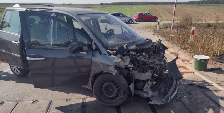 W Szczygłach Górnych samochód wjechał pod pociąg. Autem podróżowało dwoje dzieci