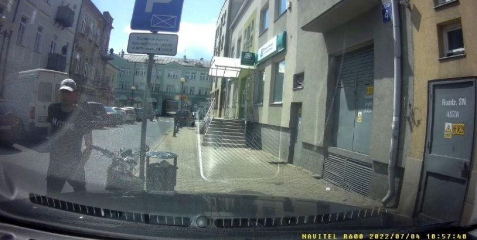 Poszukiwany w związku z kradzieżą pieniędzy z samochodu. Policja prosi o pomoc w ustaleniu tożsamości mężczyzny