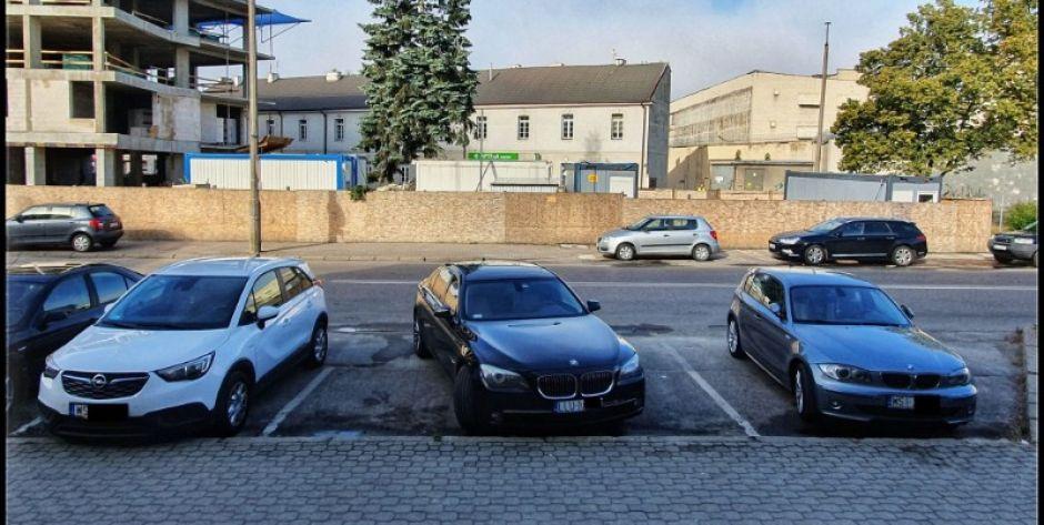 Mistrz parkowania zajmuje dwa miejsca 