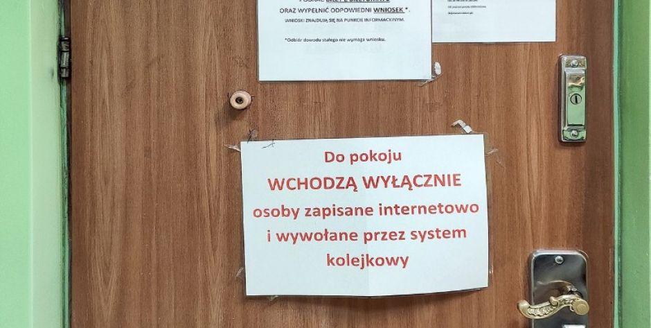 Łuków: Podobno urzędnicy wpisują do kolejki „martwe dusze”, żeby odpocząć od petentów.