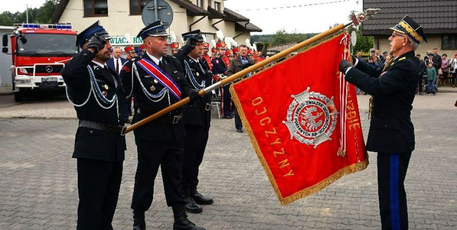 100 lat OSP w Grębkowie. Odznaczenia, vouchery i nowy wóz bojowy.