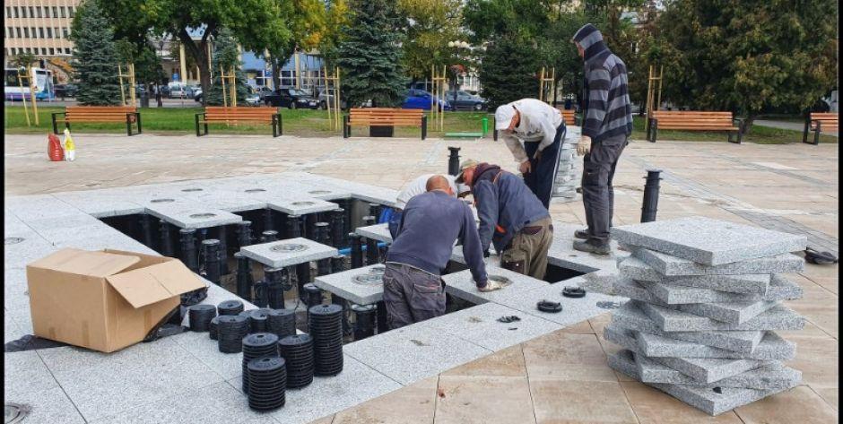 Siedlce, Plac Sikorskiego: Biegali po fontannie i się zepsuła 