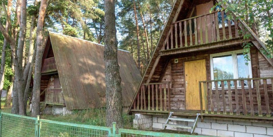Domki letniskowe nad zalewem Zimna Woda popadają w ruinę
