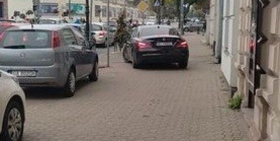Jechał po chodniku... Ludzie musieli odskakiwać