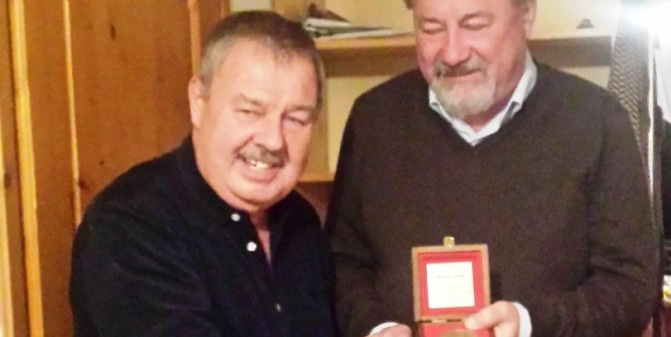 Dziennikarz Tygodnika Siedleckiego Mirosław Buczek z medalem 65-lecia TKKF
