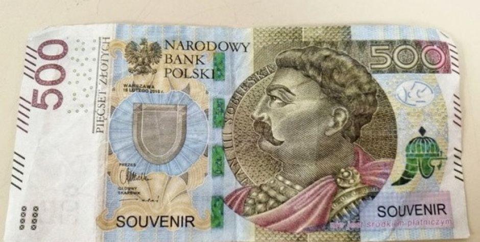 Na stacji benzynowej w Garwolinie kierowca zapłacił fałszywym banktonem. Na banknocie widniały napisy „souvenir”