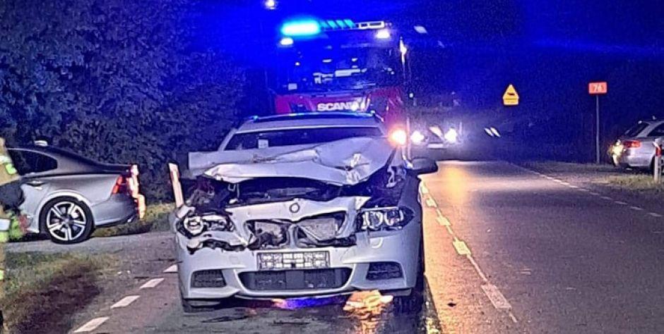 Wypadek na DK nr 76! Kierowca bmw uderzył w tył nieoświetlonego ciągnika