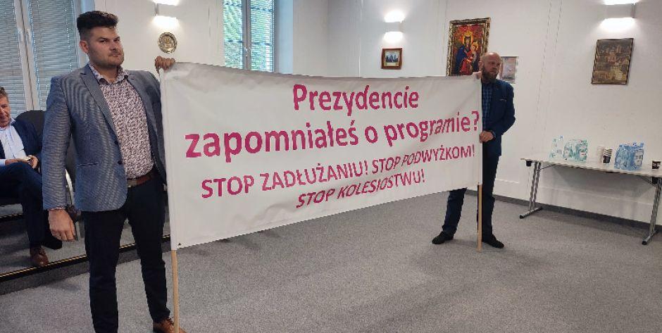 Na sesji w Siedlcach transparent: Stop podwyżkom! Stop kolesiostwu! 