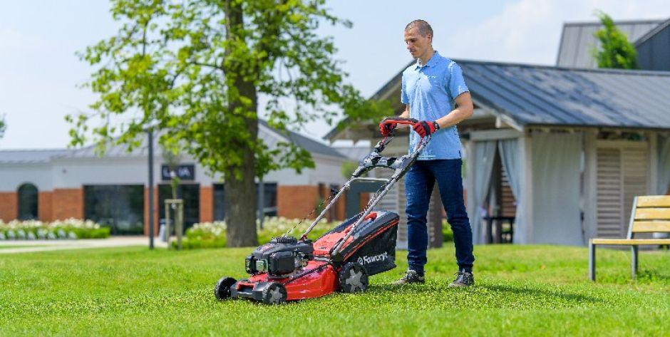 Akumulatorowa, elektryczna czy spalinowa: jaką kosiarkę kupić?