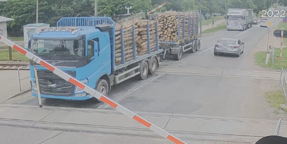 Sarnaki: Uszkodzone rogatki przez zignorowanie zakazu wjazdu na przejazd kolejowy. Kierowcy ukarani wysokimi mandatami
