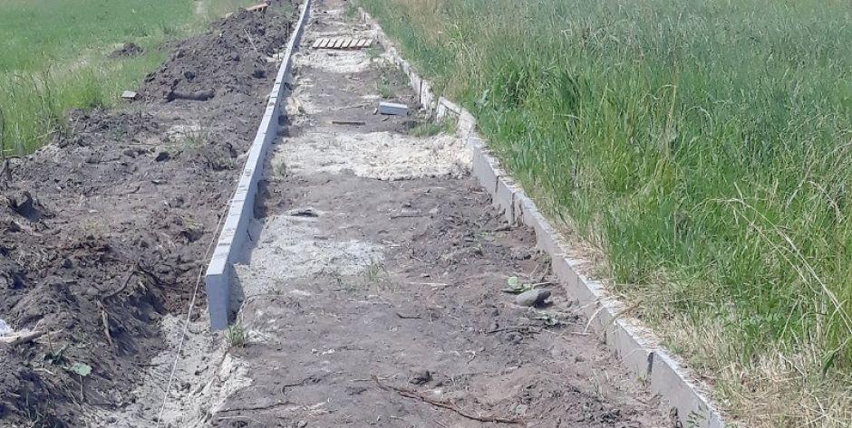 Gmina Mokobody: Rzadko buduje się chodniki przez podmokłą łąkę, dlatego ta inwestycja się przedłuża