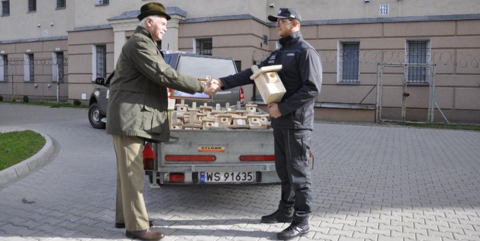 Więźniowie robią budki lęgowe dla ptaków