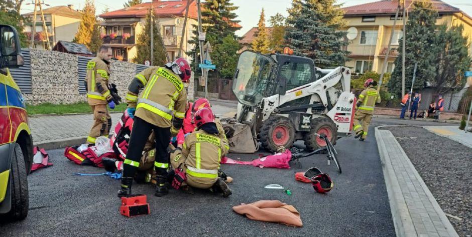 Kierujący maszyną drogową najechał na rowerzystkę. Kobieta zmarła