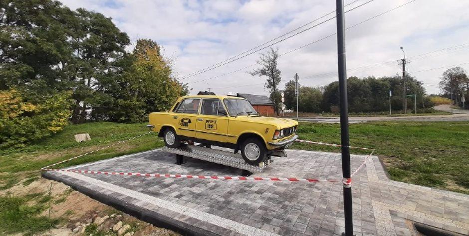 W centrum Skórca stanął Fiat 125p. Dlaczego?