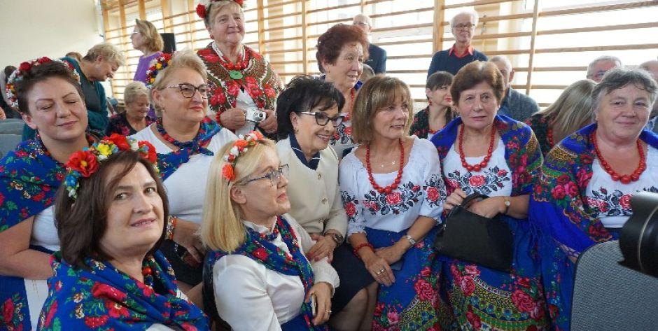 Marszałek Sejmu Elżbieta Witek wśród kobiet wiejskich 