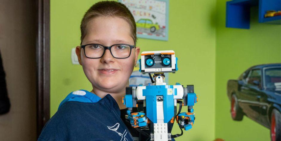 12-letni Patryk nie może chodzić do szkoły, ale za niego może chodzić tam... robot