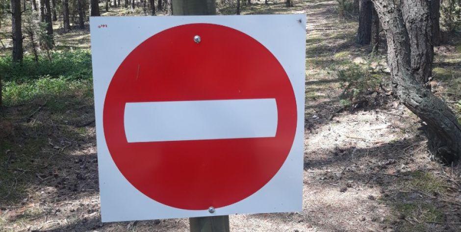 Znaki drogowe w środku lasu! Ludzie nagminnie łamią zakazy wjazdu i nie chodzi tylko o grzybiarzy