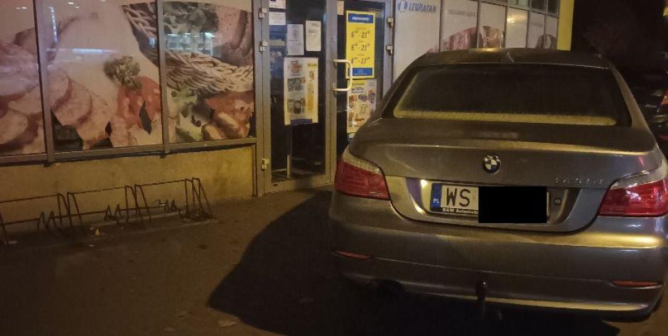 Siedlce: Kolejny mistrz parkowania. Szkoda, że jeszcze do środka sklepu nie wjechał...
