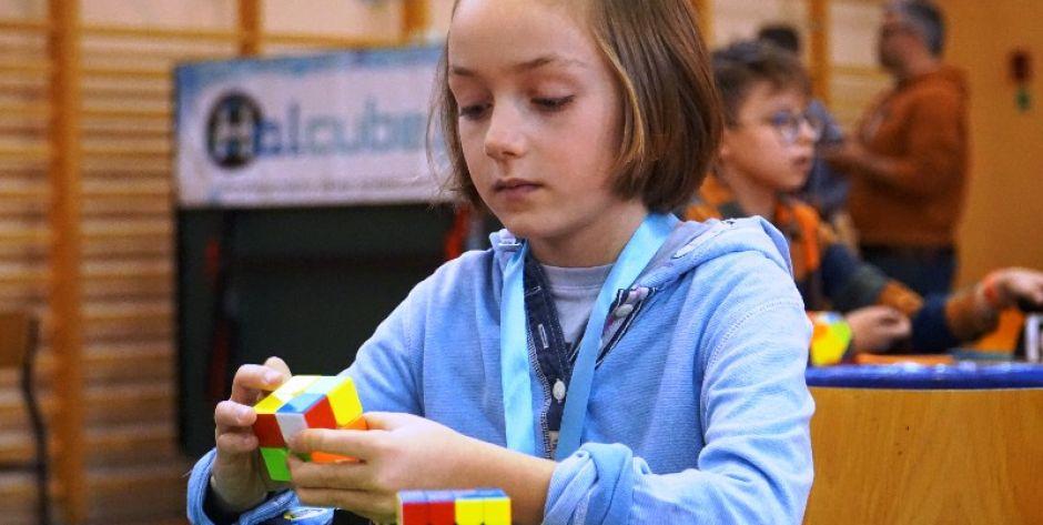 Kostkę Rubika układają na czas, jedną ręka, a nawet z zamkniętymi oczami - pierwsze takie zawody w Siedlcach! (zdjęcia)