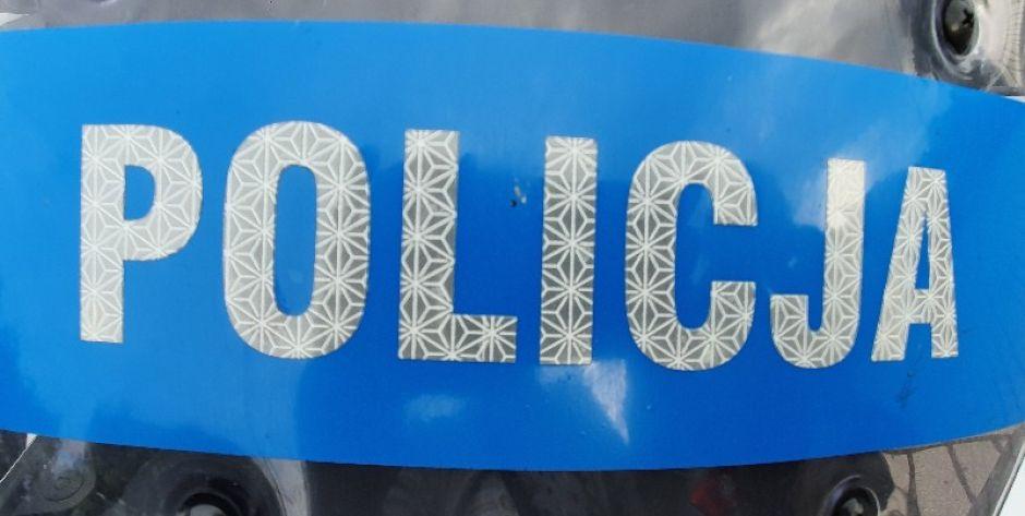 Szedł boso obwodnicą. Policjanci zatrzymali go w Białkach