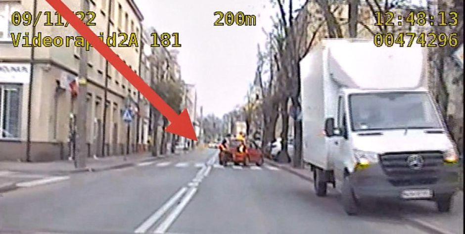 Garwolin: Niebezpieczna sytuacja na przejściu. Omal nie potracił pieszej - zobaczcie film