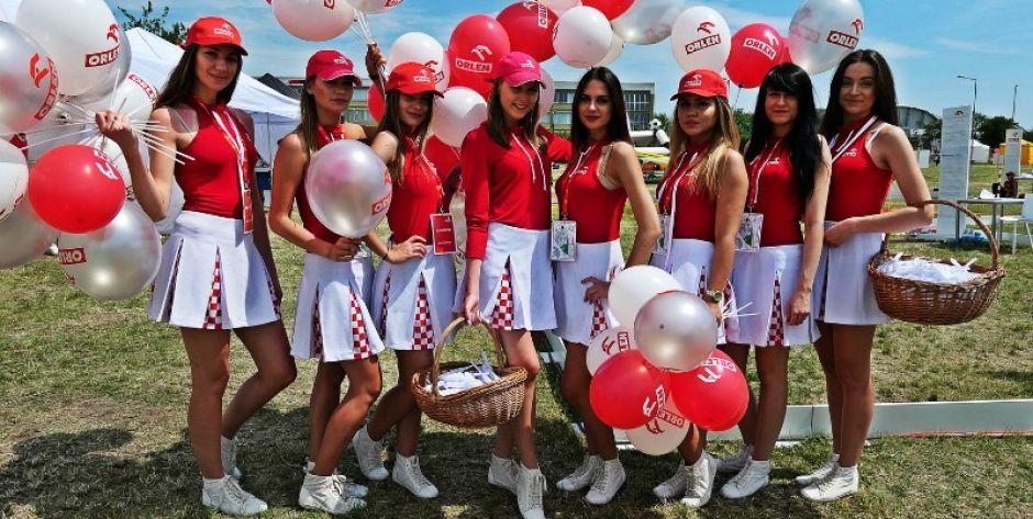Interesuje Cię wynajem hostessy na event w twojej firmie? Zobacz, jak i gdzie to zrobić dobrze