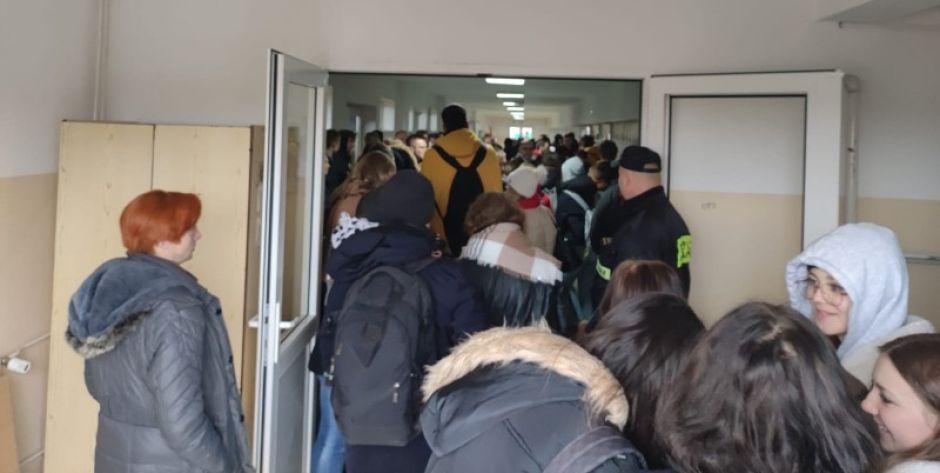 Ewakuacja szkoły w Węgrowie. Na szczęście to tylko ćwiczenia