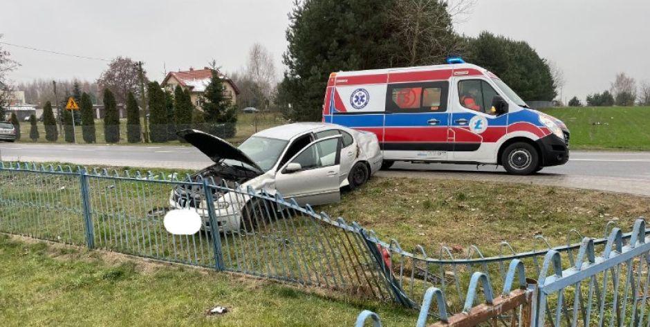 W Radoryżu Smolanym samochód zjechał z drogi i uderzył w ogrodzenie