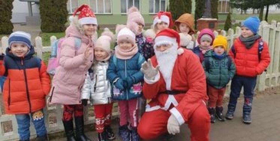 Dziś do szkoły w Radzikowie Wielkim dowiózł dzieci sam św. Mikołaj