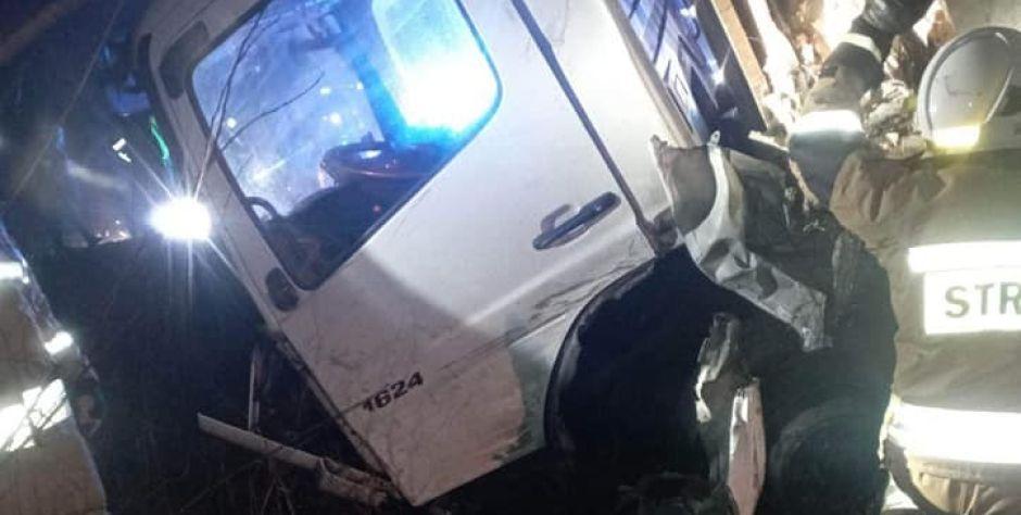 Czołowe zderzenie busa z ciężarówką na DK nr 63