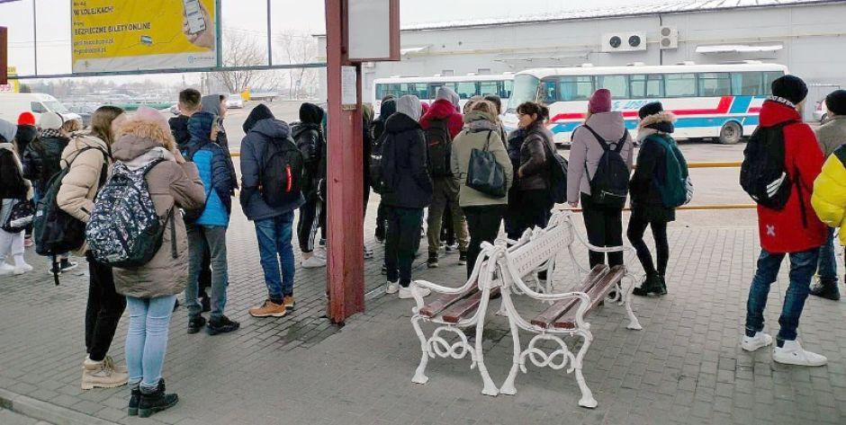 Na dworcu PKS w Łosicach pasażerowie marzną w oczekiwaniu na autobusy